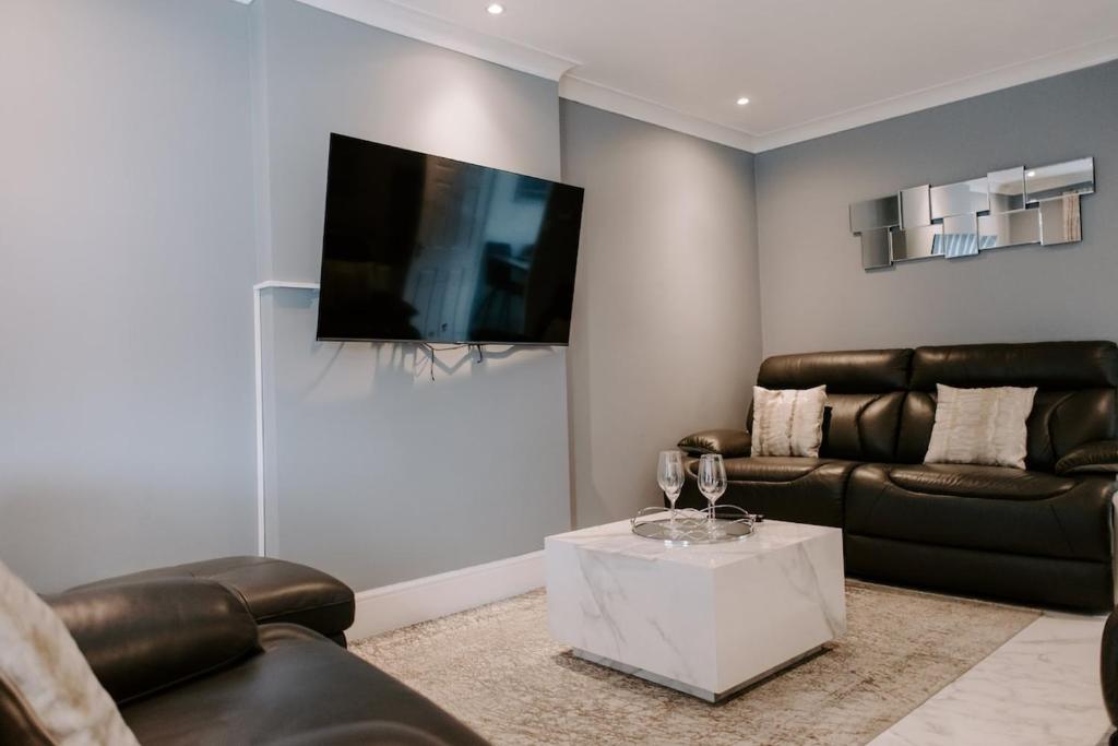 Thornaby on TeesにあるBadger Lane - 3 Bedroom House, parking and garden!のソファとテーブルのあるリビングルーム