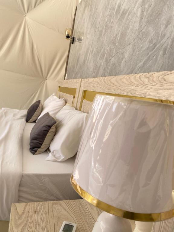 Voodi või voodid majutusasutuse Julia Rum Luxury Camp toas