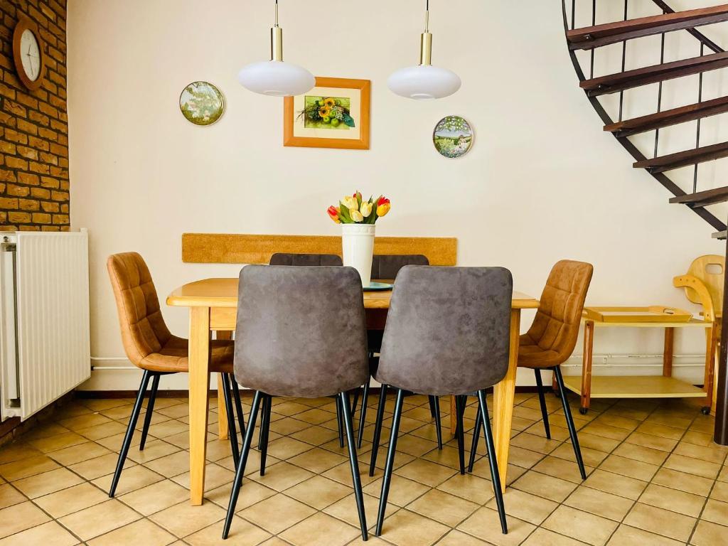 a dining room with a table and chairs at Liguster 73* in Nieuwvliet
