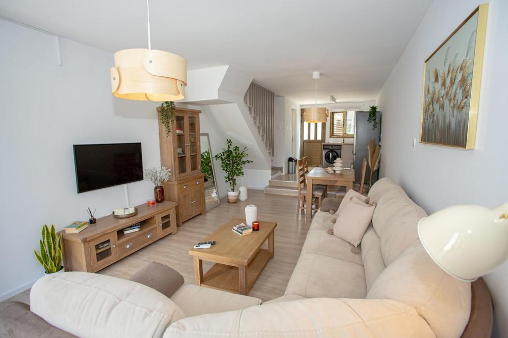 TV a/nebo společenská místnost v ubytování estéa Melina's Summer Townhouse