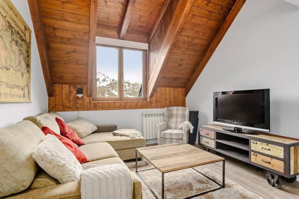 TV a/nebo společenská místnost v ubytování ICIAR - Duplex 6 pax, garaje y trastero