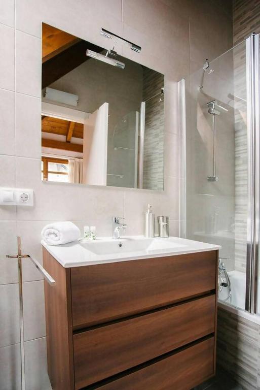 Koupelna v ubytování ICIAR - Duplex 6 pax, garaje y trastero