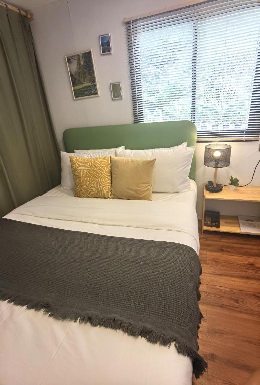 Postel nebo postele na pokoji v ubytování How Hide Homestay