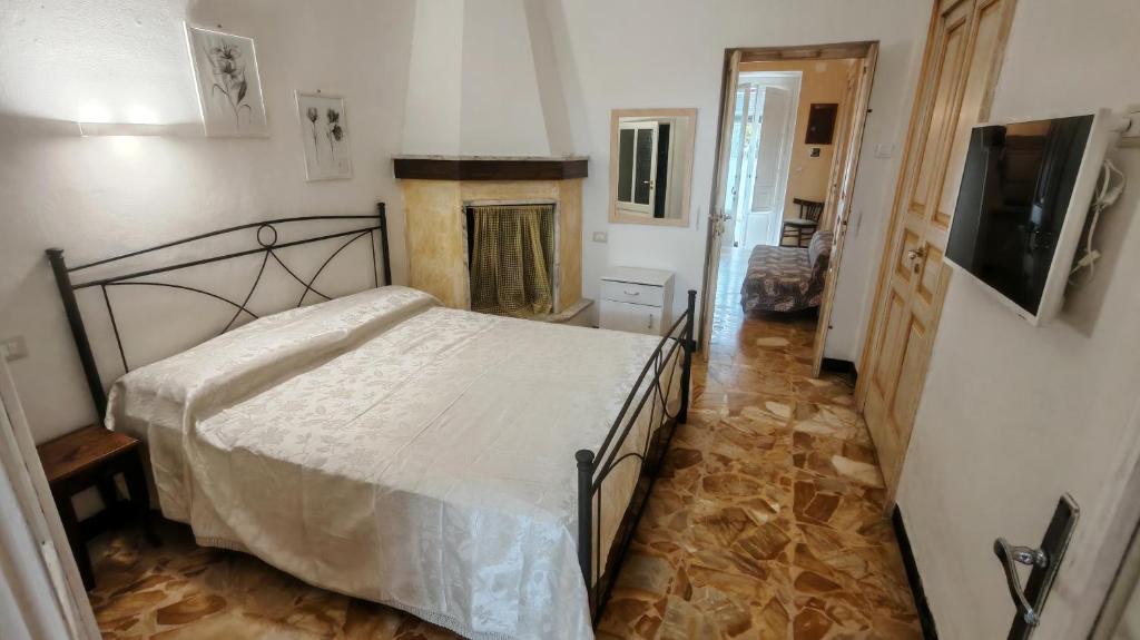 プレシッチェにあるSuite Presicce borgo storicoのベッドと暖炉のある寝室