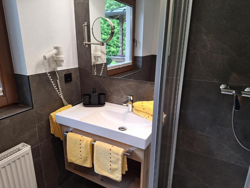 Koupelna v ubytování Hotel Garni Erler