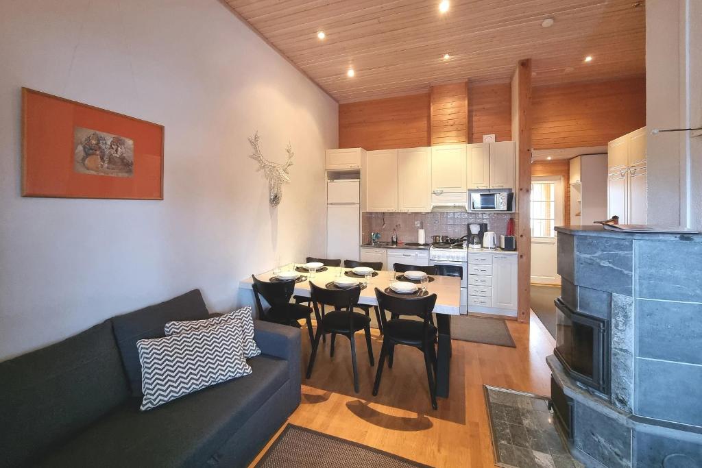Кухня или мини-кухня в Kuukkeli Apartments Suite
