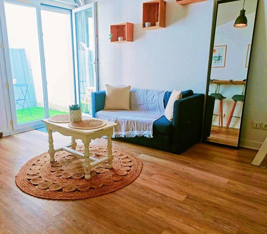 un salon avec une table et un canapé dans l'établissement Studio 2 pers avec terrasse centre historique, à La Rochelle
