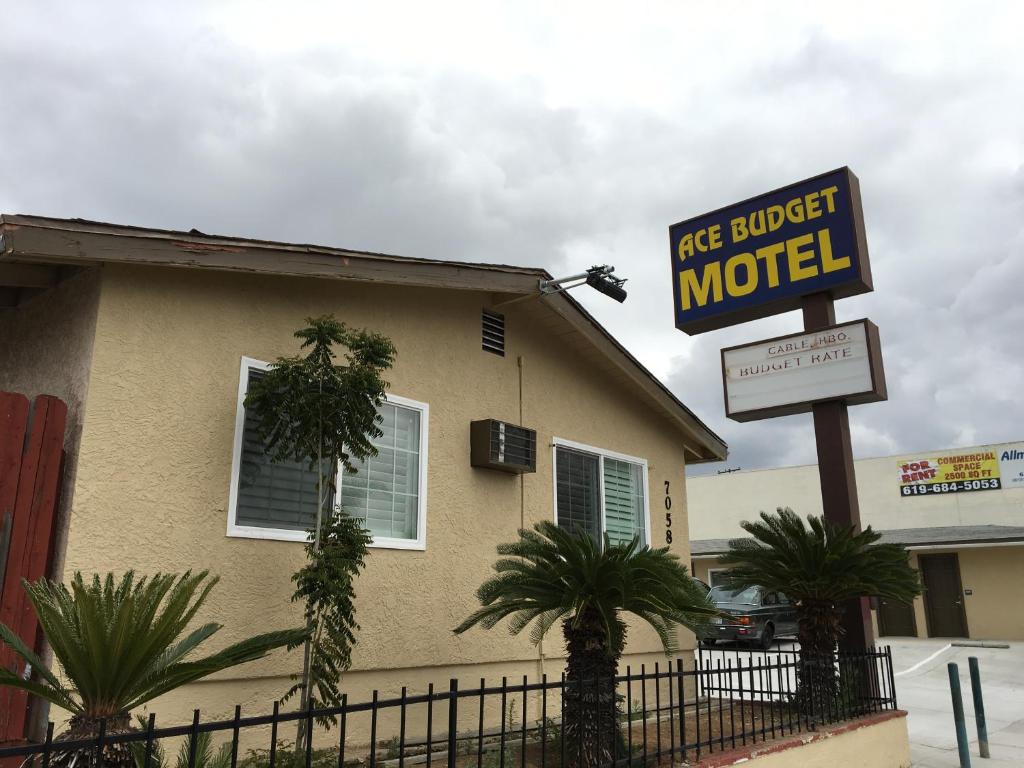 una señal para un motel de cubos de hielo frente a un edificio en Ace Budget Motel, en San Diego