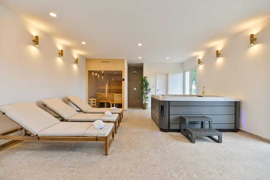 Posezení v ubytování Villa Rozana - Beachfront Wellness Retreat