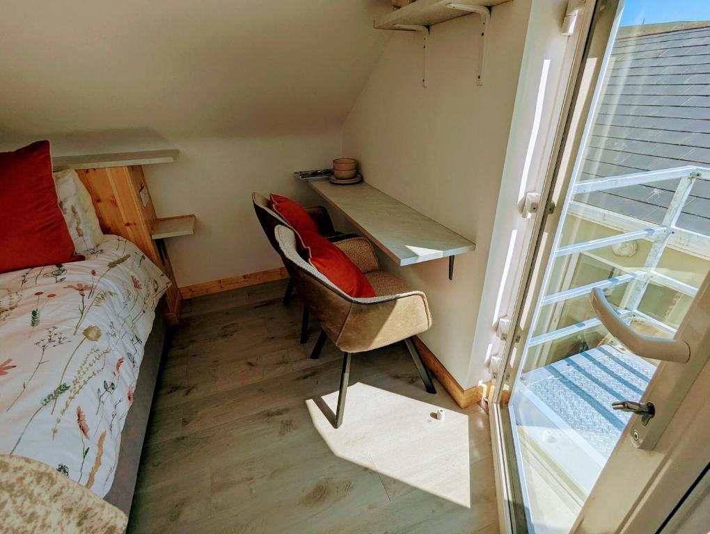Postel nebo postele na pokoji v ubytování Skellig View Kerry Cliffs View Balcony Room