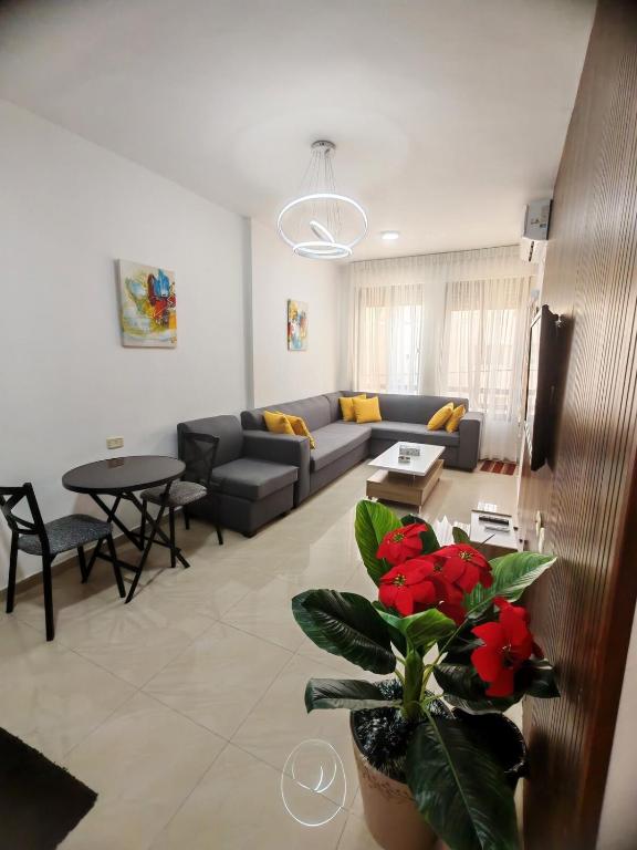 un salon avec un canapé et une table dans l'établissement Khalda One Bedroom Apt, à Amman
