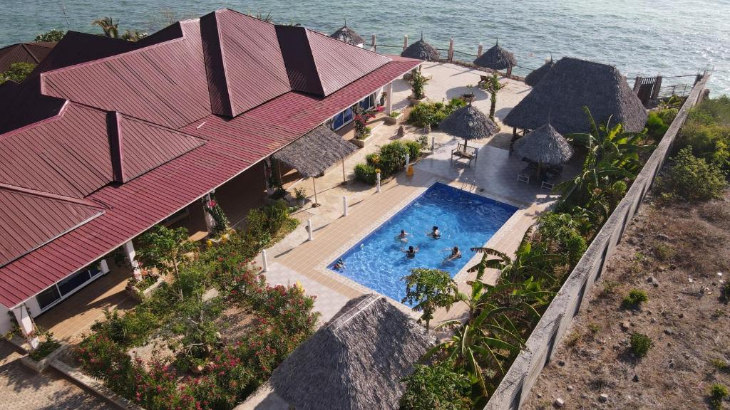 una vista aerea di una casa con piscina di Coral Cliff Villas Zanzibar a Makunduchi