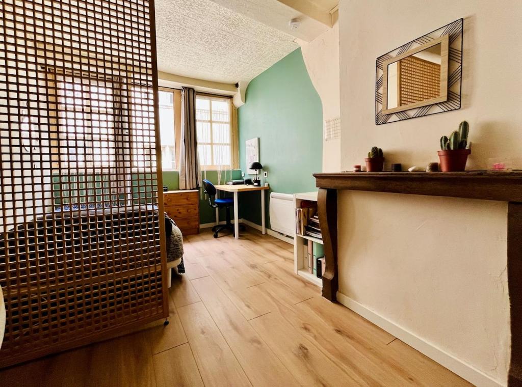 Cette chambre comprend un lit et un bureau. dans l'établissement Studio plein centre, à Besançon