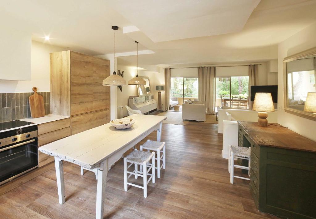 een keuken met een witte tafel en een aantal stoelen bij Golf Beach Pals Haus - The Haus Bcn in Pals