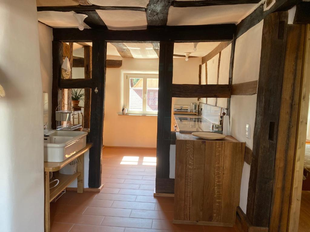 ErlenbachにあるHaus der Behaglichkeitの広いバスルーム(シンク、鏡付)