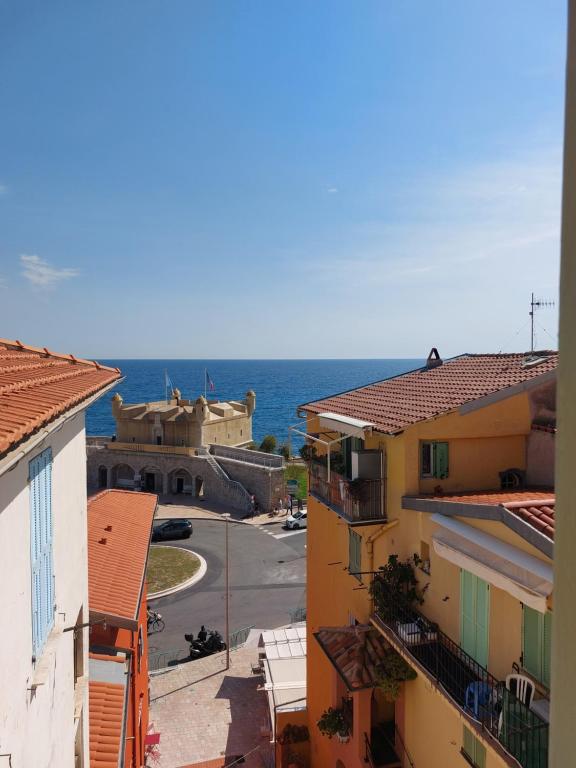 une vue sur l'océan depuis les toits des immeubles dans l'établissement T4 Old Town Menton - Mer-Cœur de la Piétonne, à Menton