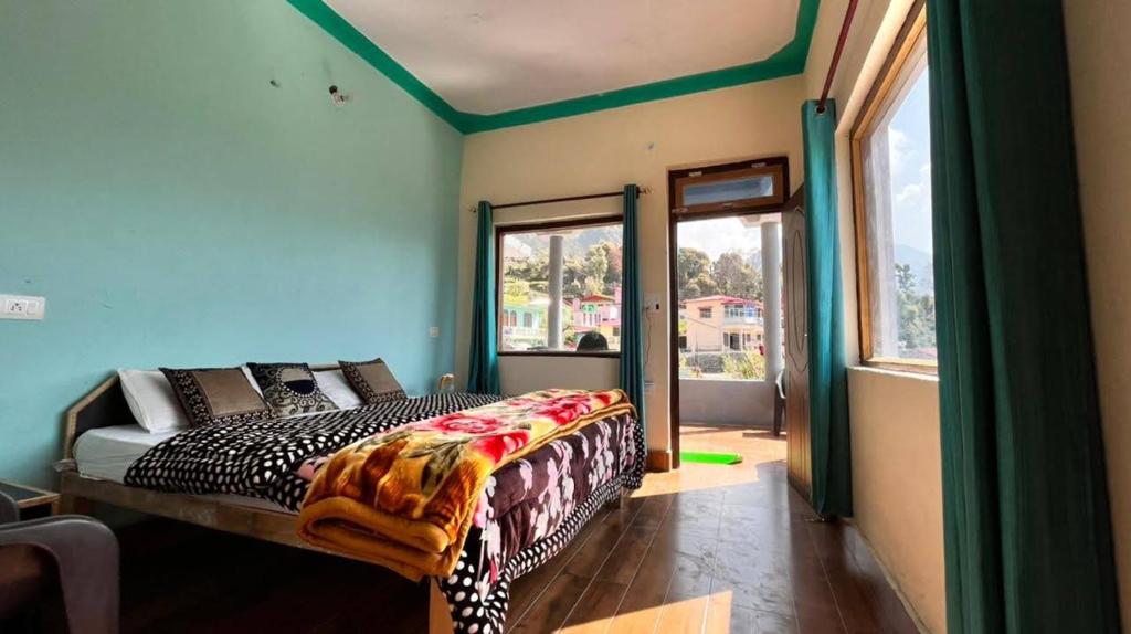 Ένα ή περισσότερα κρεβάτια σε δωμάτιο στο Shiva heights Trek and stay