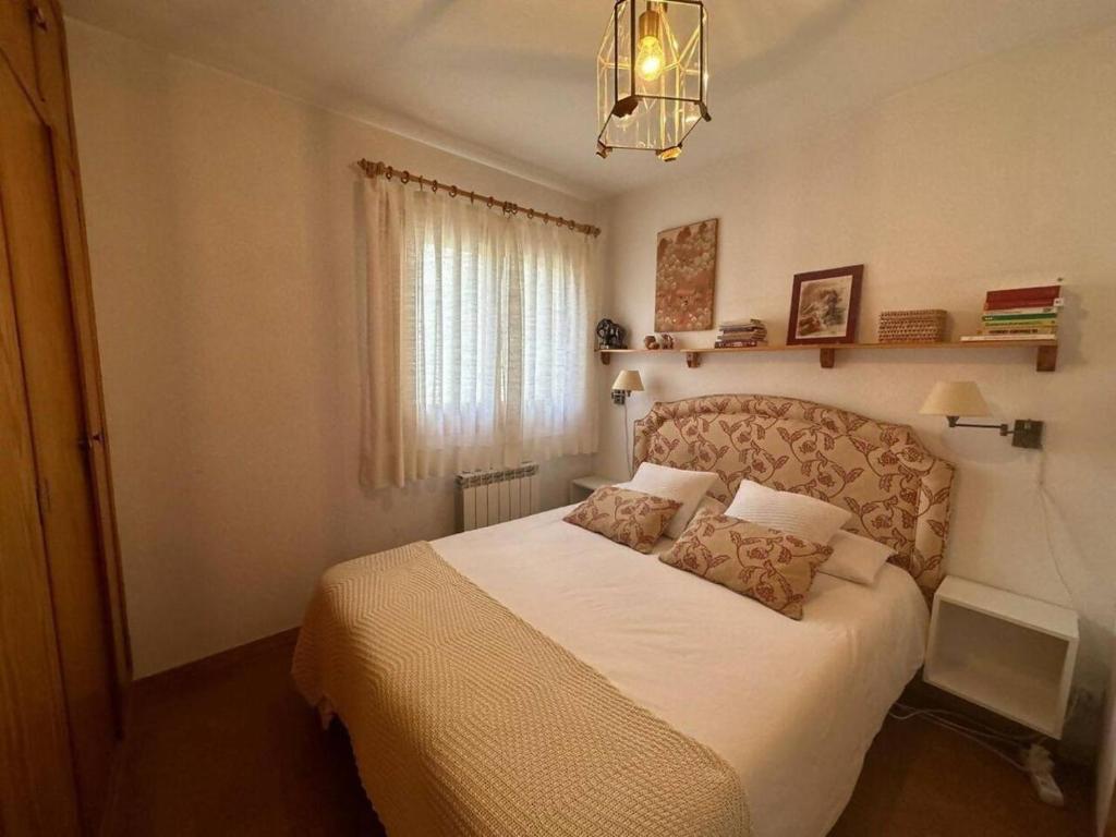 Postel nebo postele na pokoji v ubytování Aspen By CARDI Suites