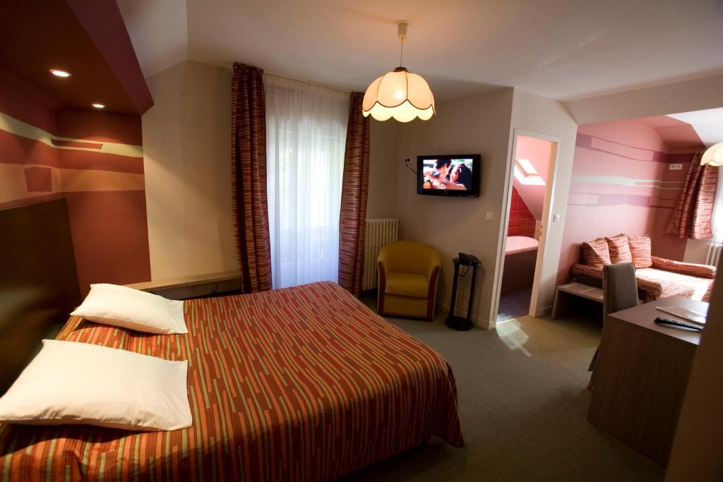 Postel nebo postele na pokoji v ubytování Logis Hôtel Le Central