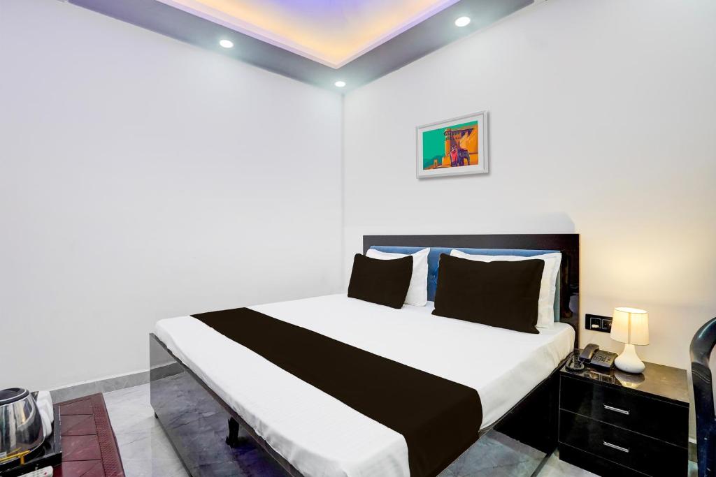 Postel nebo postele na pokoji v ubytování Hotel O Karan Residency