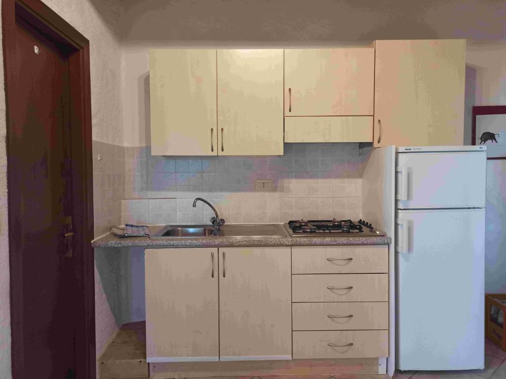 A kitchen or kitchenette at Agriturismo Alla Vecchia Quercia