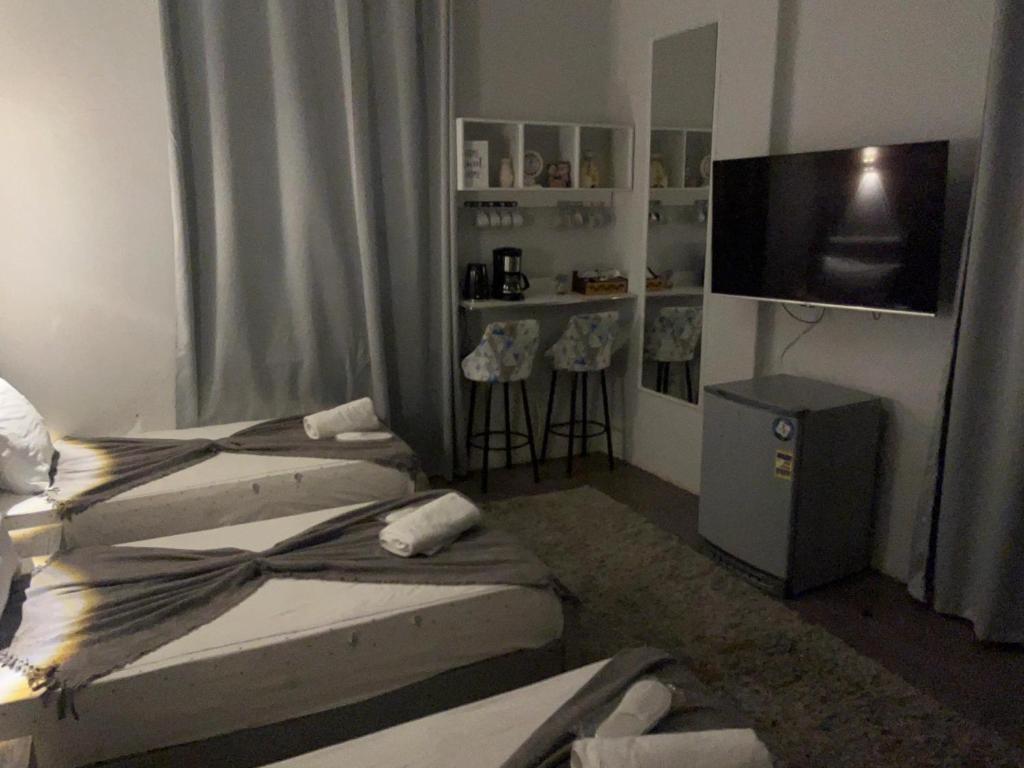Postel nebo postele na pokoji v ubytování Downtown House Suites