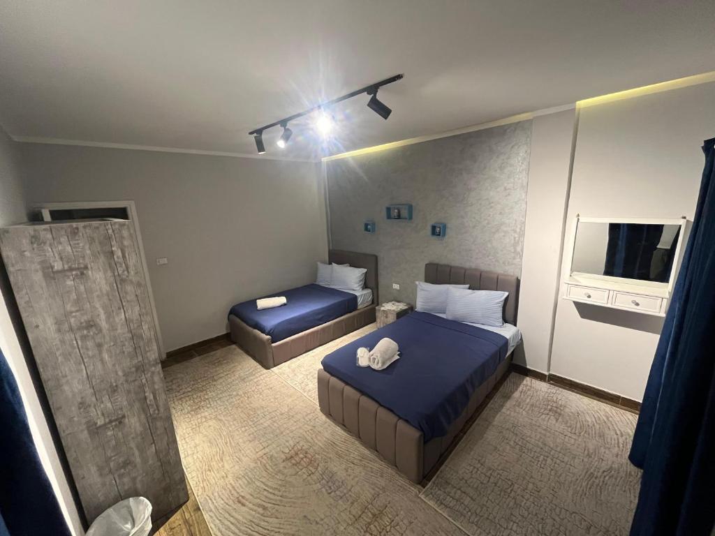 Postel nebo postele na pokoji v ubytování Downtown House Suites