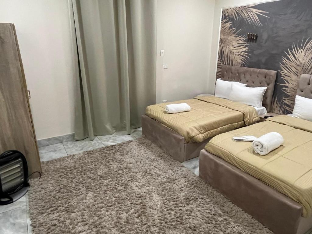 Postel nebo postele na pokoji v ubytování Downtown House Suites