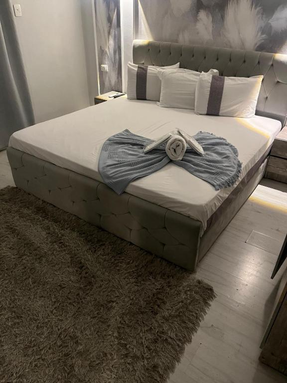 Postel nebo postele na pokoji v ubytování Downtown House Suites
