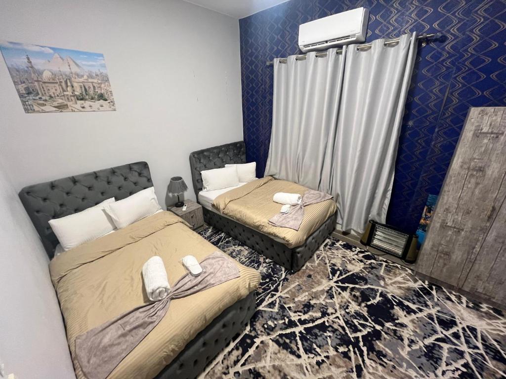 Postel nebo postele na pokoji v ubytování Downtown House Suites