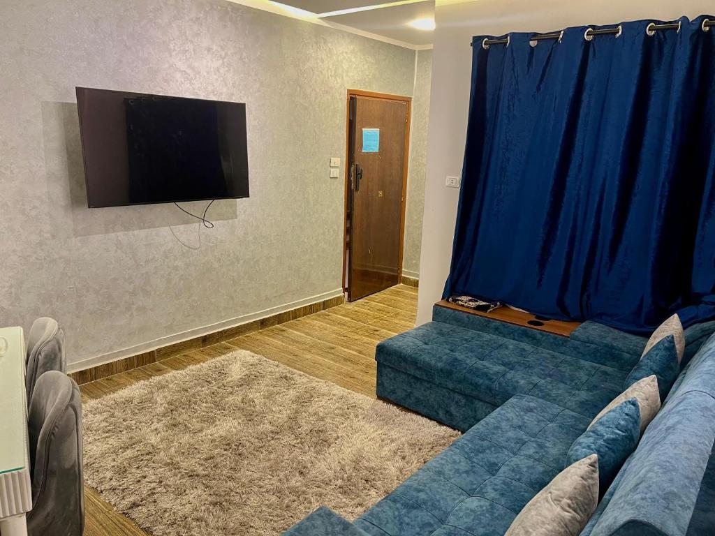 TV a/nebo společenská místnost v ubytování Downtown House Suites