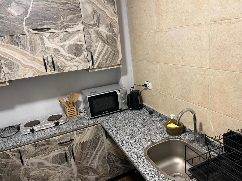 Kuchyň nebo kuchyňský kout v ubytování Downtown House Suites