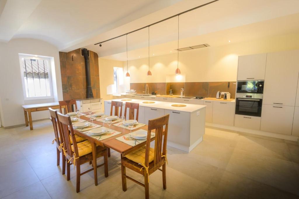Η κουζίνα ή μικρή κουζίνα στο Très bel hôtel particulier en plein cœur de village