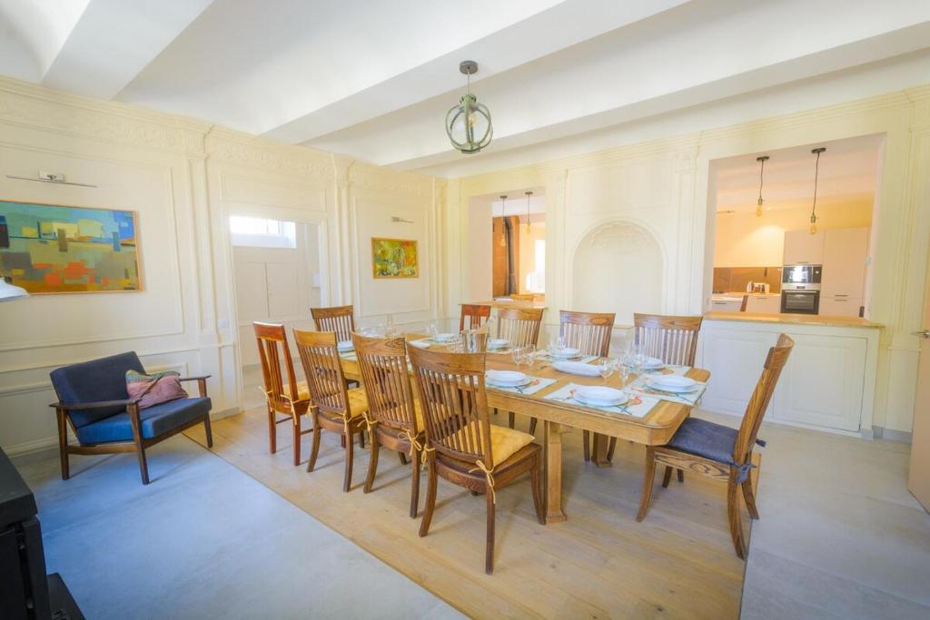 a dining room with a wooden table and chairs at Très bel hôtel particulier avec loft et salle de séminaire in Étoile-sur-Rhône