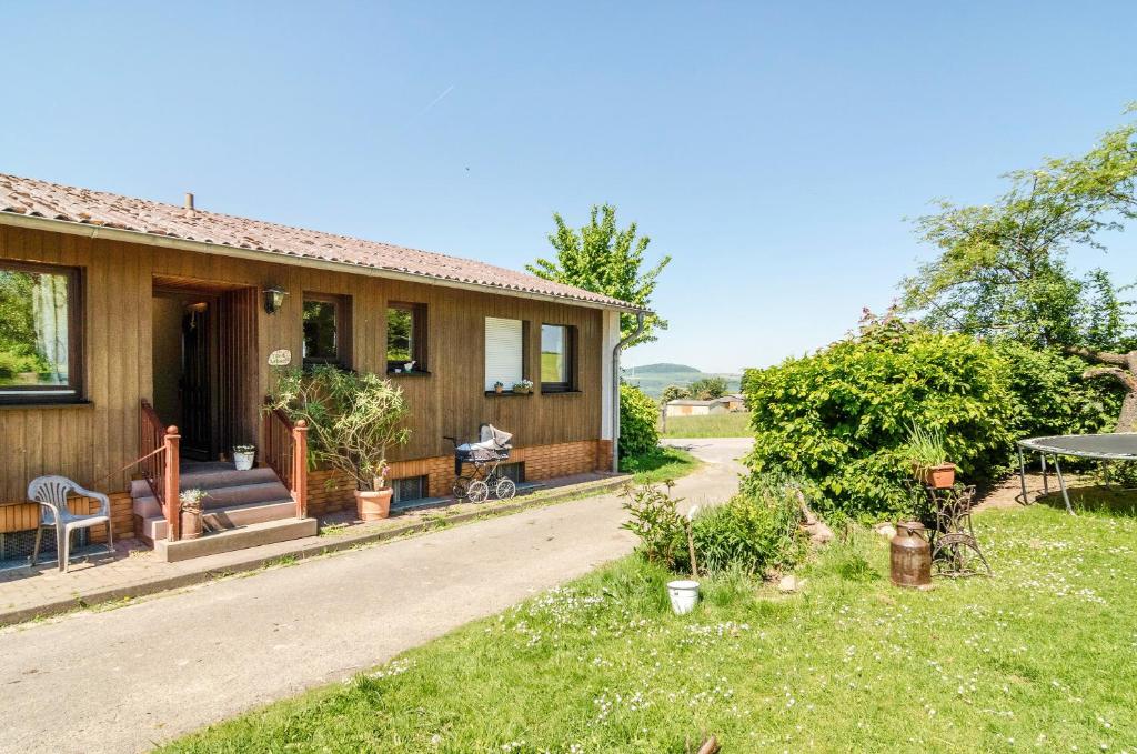 une maison avec une terrasse couverte et un patio dans l'établissement Ferienwohnung Landleben, à Hofgeismar