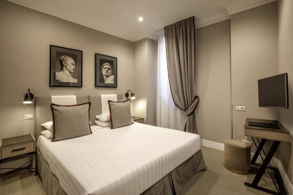 Postel nebo postele na pokoji v ubytování Condotti Boutique Hotel