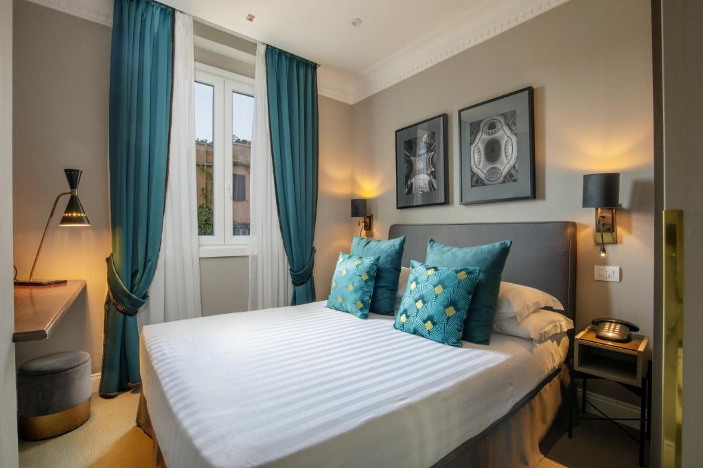 Postel nebo postele na pokoji v ubytování Condotti Boutique Hotel