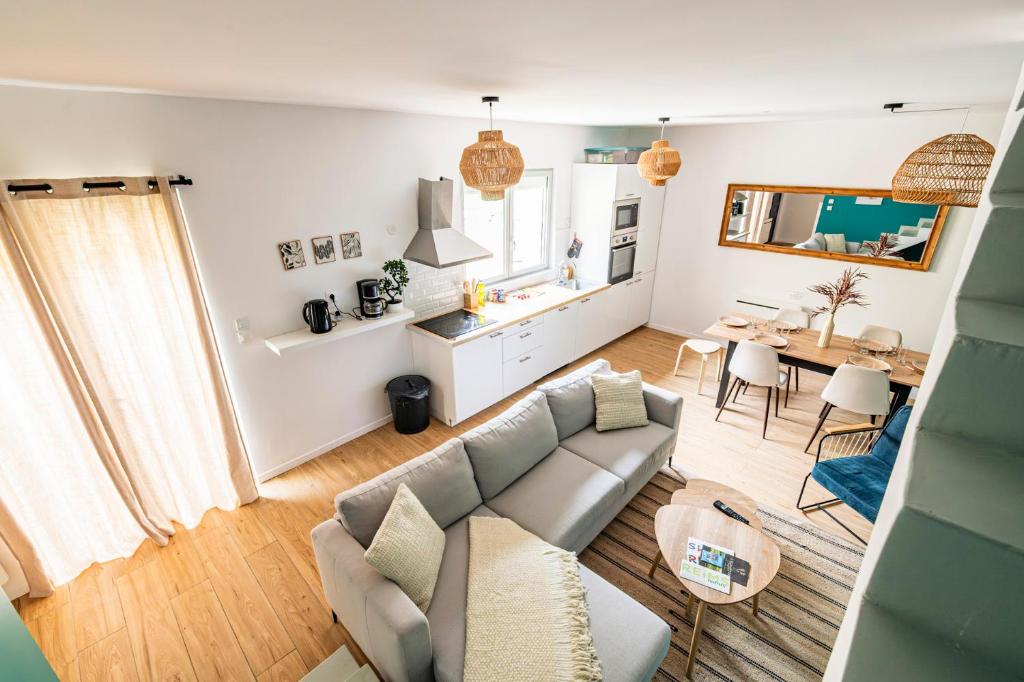 un salon avec un canapé et une table dans l'établissement Maison du Barbâtre - 4 chambres chaleureuses, à Reims