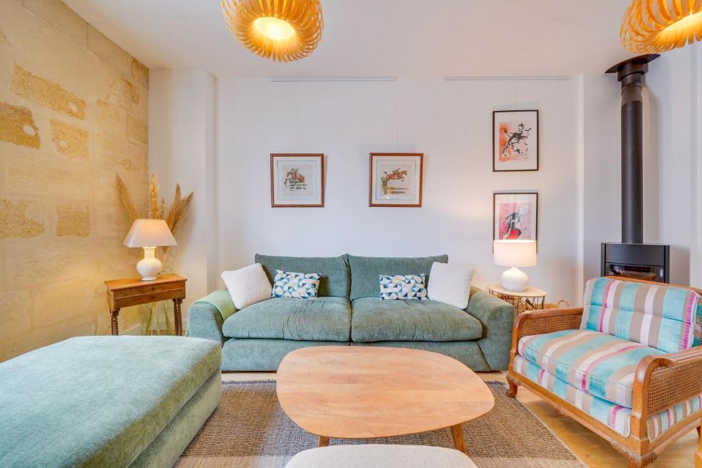 un salon avec un canapé et une chaise dans l'établissement La Socket - maison près du centre-ville, à Le Bouscat