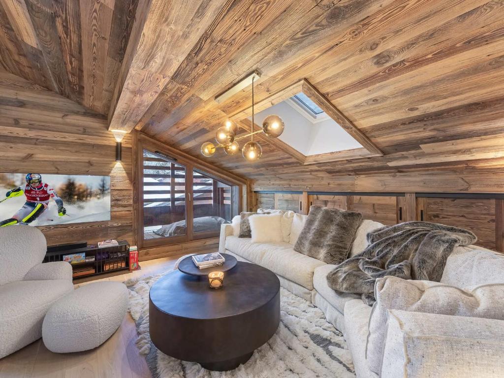 salon z kanapą i stołem w obiekcie Duplex avec espace détente, piscine et 4 chambres à Megève - FR-1-569-66 w mieście Megève