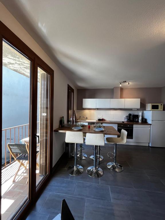 Il dispose d'un balcon et d'une cuisine avec une table et des chaises. dans l'établissement T2 + Cabine à Canet Plage – 4 Couchages, Terrasse, à 100 m de la Mer, à Canet