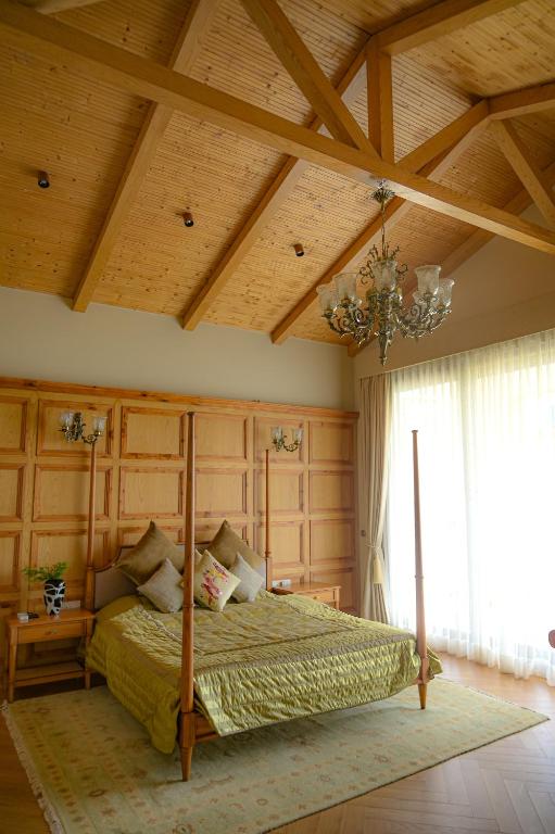 Postel nebo postele na pokoji v ubytování Raj Bagh Mashobra