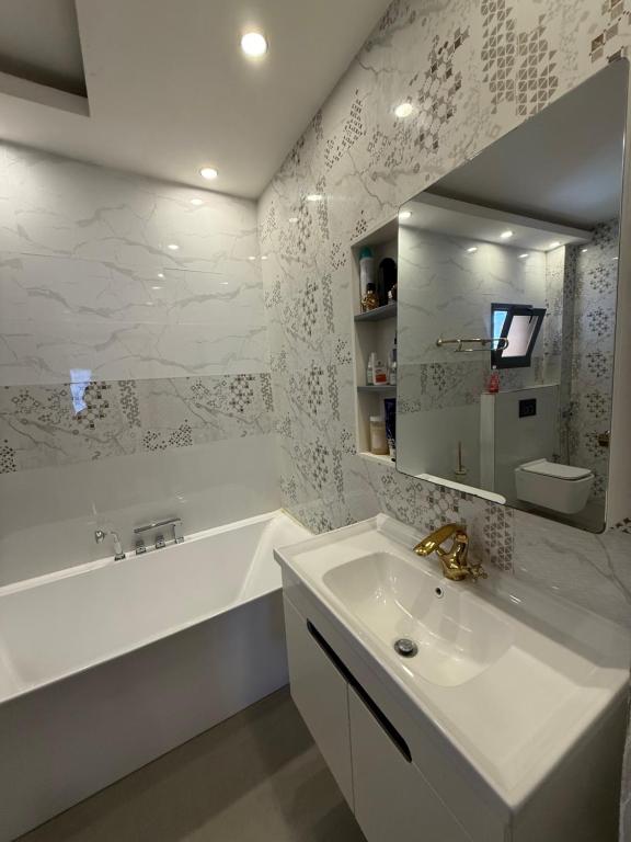 Koupelna v ubytování Chambre climatisée ou ventilée à Dakar