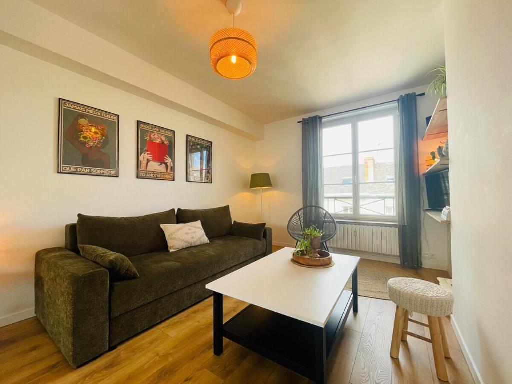 un salon avec un canapé et une table dans l'établissement Casa Splendide, à Angers