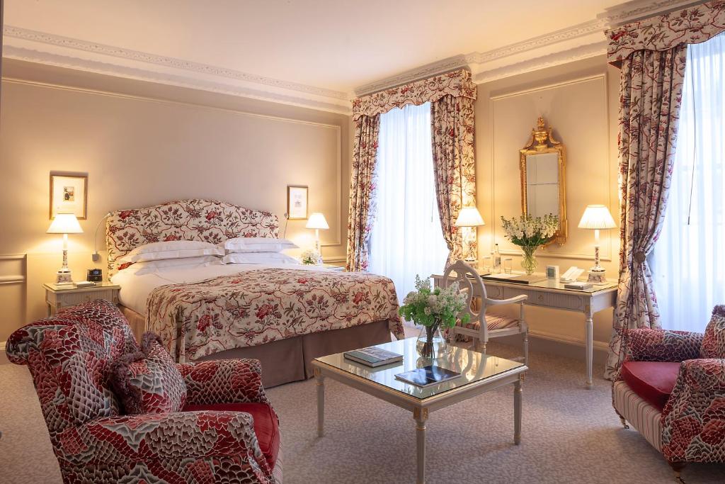 Postel nebo postele na pokoji v ubytování The Merrion Hotel