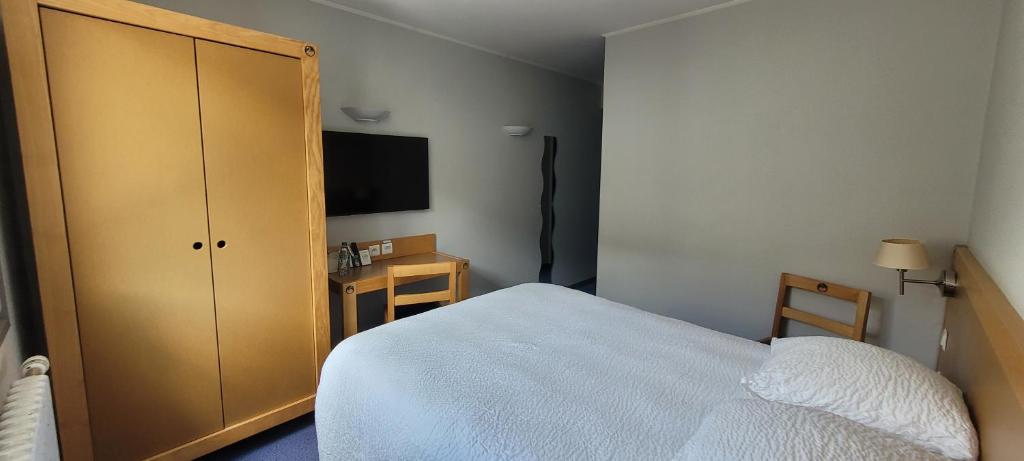 Postel nebo postele na pokoji v ubytování Logis Hotel Restaurant Le Cygne