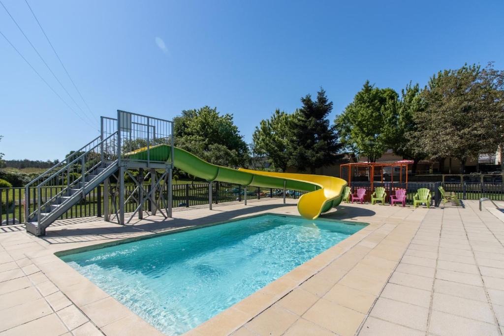 une piscine avec toboggan dans une aire de jeux dans l'établissement Mobilhome 6 personnes climatisé, à Saint-Martial-de-Nabirat