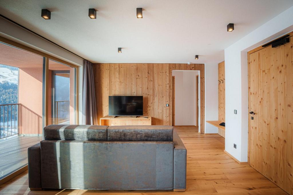 TV a/nebo společenská místnost v ubytování Lahnerhof Chalets