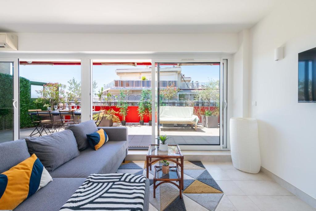un salon avec un canapé et une table dans l'établissement 1-Br Apartment Top Floor Pointe Croisette, à Cannes