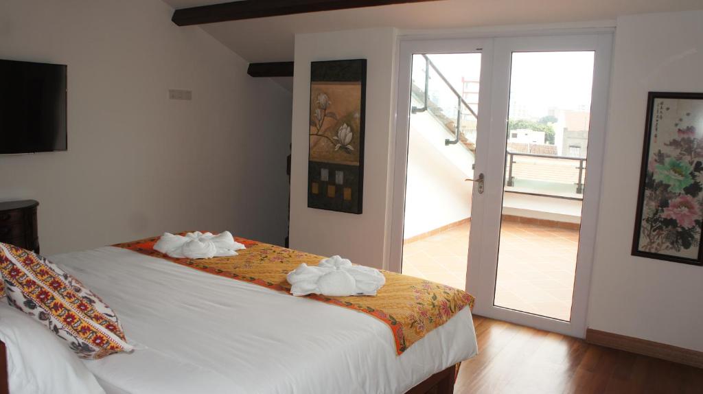 Postel nebo postele na pokoji v ubytování Heeren Straits Hotel